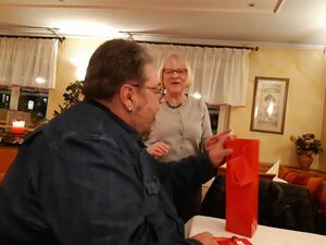 A. Maier-Junker erhält das Rote Buch