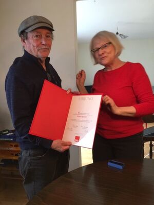 Heiko Spreen erhält die Ehrung von Leni Ochs